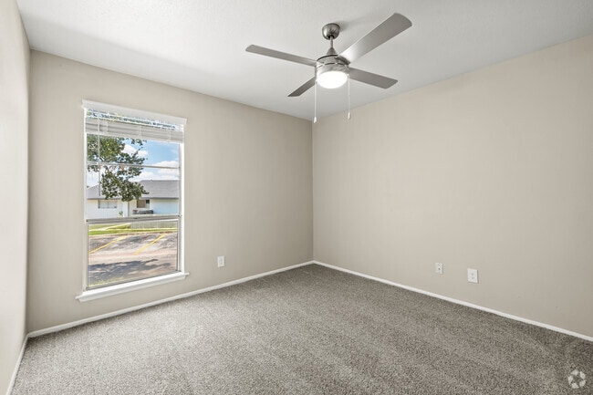 2BR, 2BA - 800SF - Primary Bedroom - Peaks at Live Oak