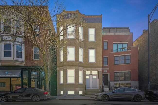 Building Photo - 2115 W Armitage Ave