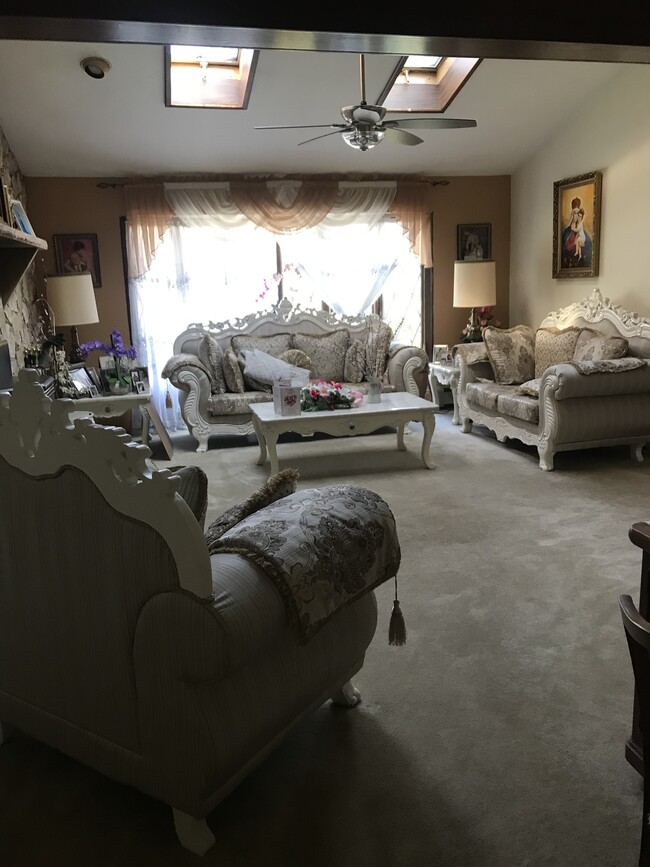 Living room furnished like in picture - 76 Kentview Dr