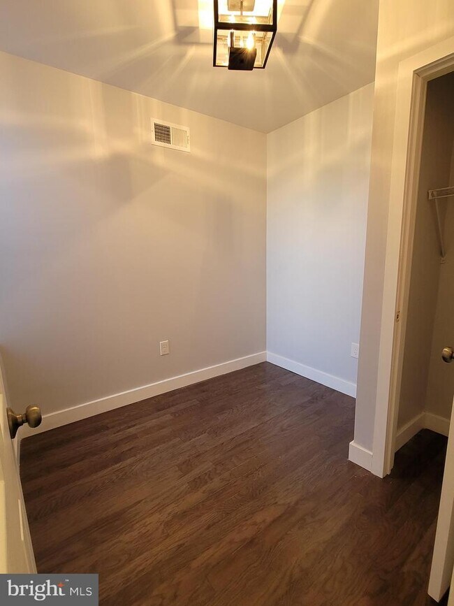 Building Photo - 2057 Emily St