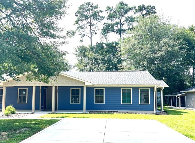 Building Photo - All Utilities Included in Furnished 2 Bedroom Duplex Available August 2026 Through May 2027!