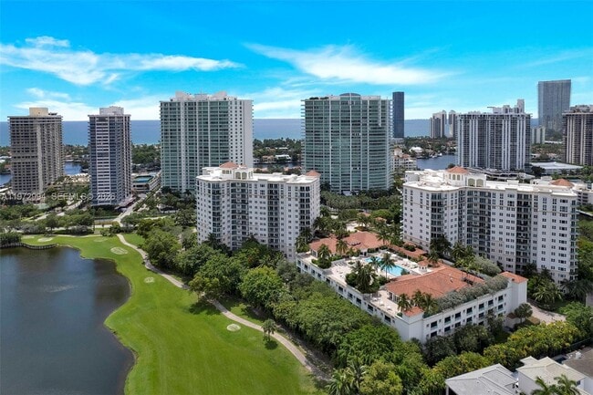 Foto del edificio - 20000 E Country Club Dr