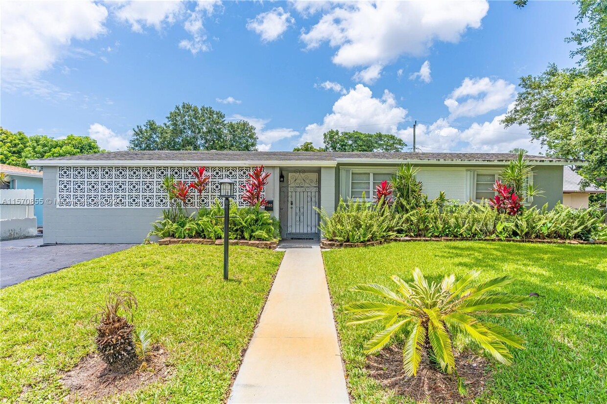 Foto principal - 6465 Lincoln St