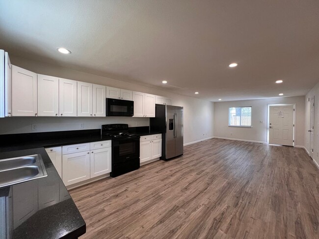Building Photo - 565-567 Churchill (Duplex)