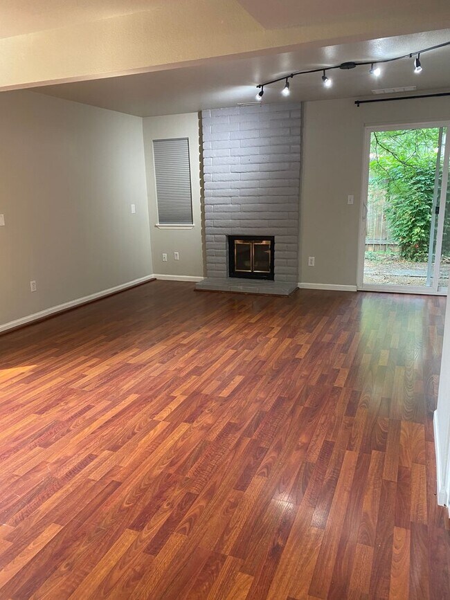 Building Photo - MOVE IN SPECIAL: 1/2 OFF FIRST MONTH'S REN...