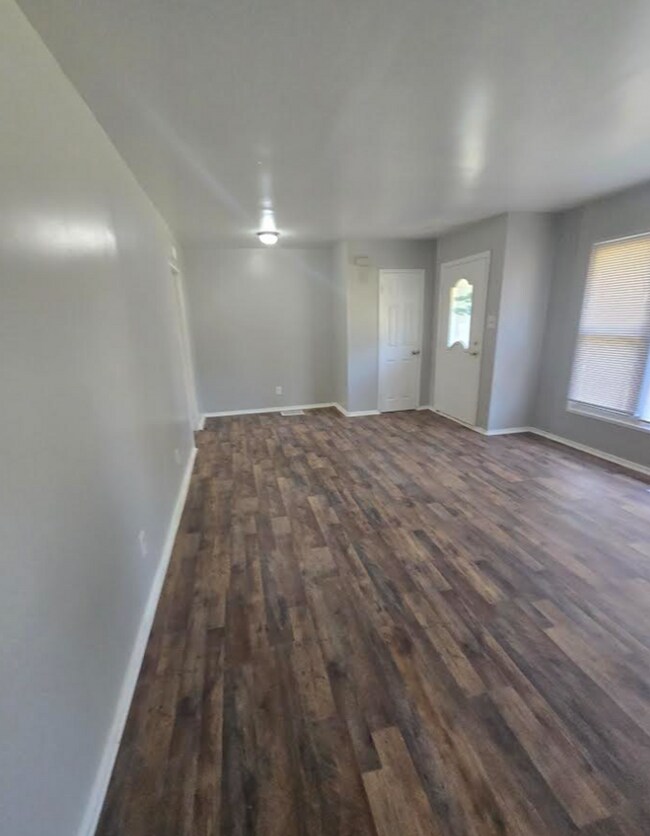 Foto del edificio - Large Three Bedroom with Bonus Room Single...
