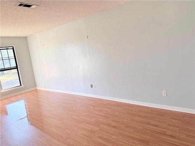 Building Photo - 890 E Cherry St