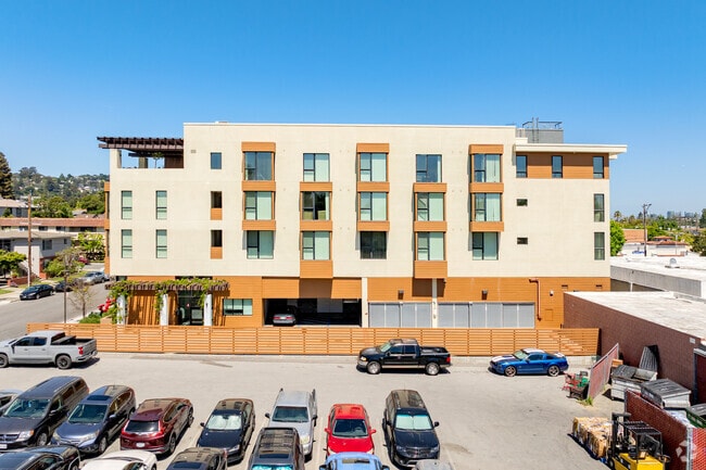 Building Photo - Walnut Studios