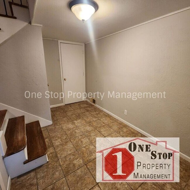 Building Photo - Charming 3 bedroom, 2.5 bathroom home with...
