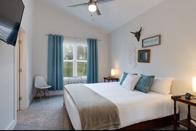 Foto del edificio - Two Story, 4 Bedroom, 3.5 Bath in Nashville!