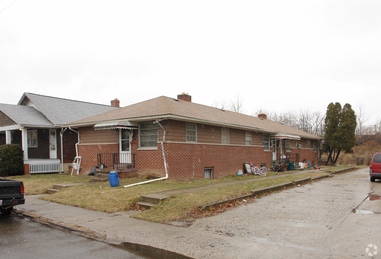 Primary Photo - 242 S Yale Ave
