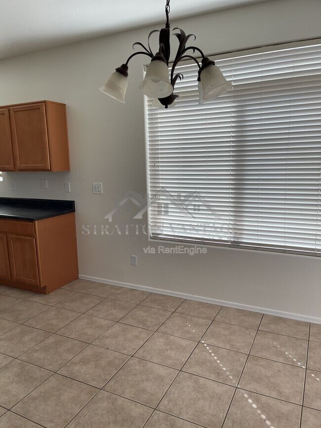 Foto del edificio - 1327 E Weatherby Way