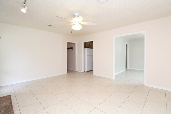 Foto del edificio - 3BR Home in Milton | All Tile Flooring (No Carpet) | Fenced Yard + Garage | Available 5/1.