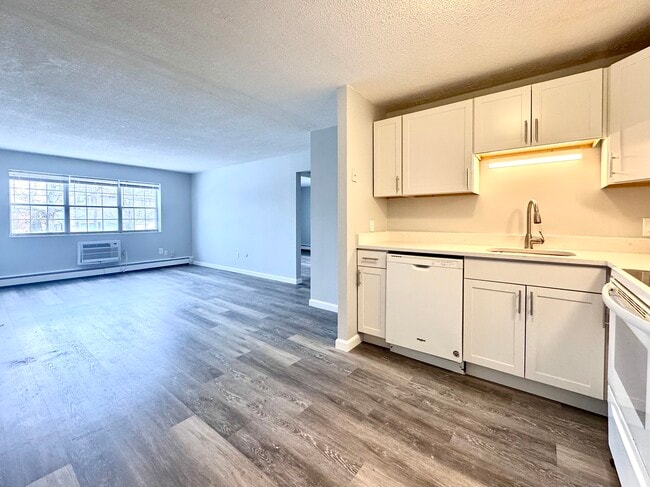 Building Photo - Silver Lake Apartments