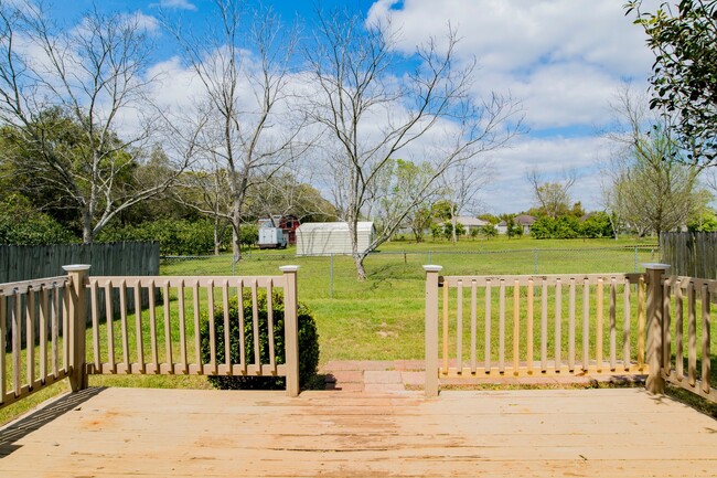 Building Photo - 3 bed 2 bath home off Creighton Rd