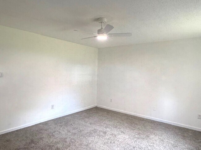 Foto del edificio - ~ Cute 2-Bedroom Home w/fenced back yard! ~