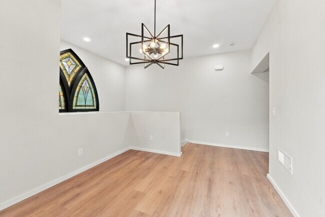 Building Photo - 1568 Lonsdale Ave