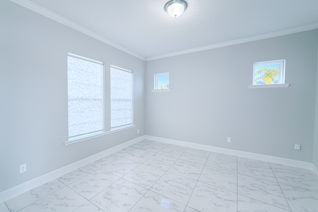 Building Photo - Luxury Rental in Oxford Estates