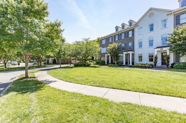 Foto del edificio - Welcome to this charming end unit townhome