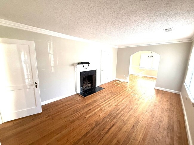 Foto del edificio - ** 3 Bed 1 Bath located in Cloverdale ** Call 334-366-9198 to schedule a self tour