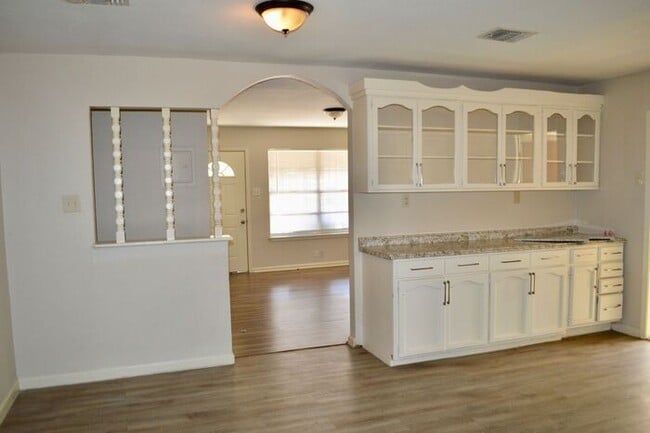 Building Photo - Charming 3 bed 2 bath right off Commerce a...