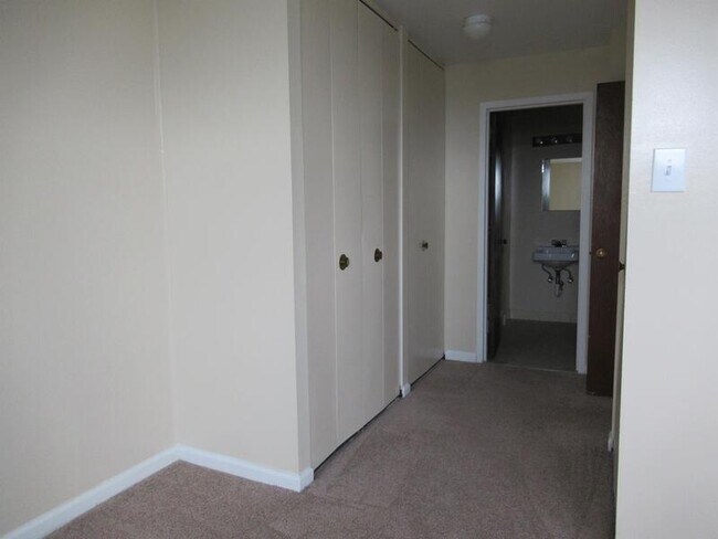 Building Photo - 967 Asylum Ave