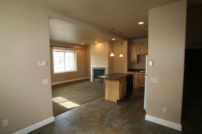 Building Photo - Matheson Way Townhouse