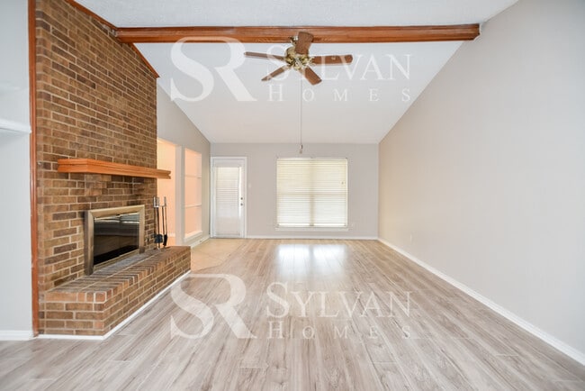 Building Photo - Enjoy living the good life in this 3 bedroom, 2 bathroom brick home