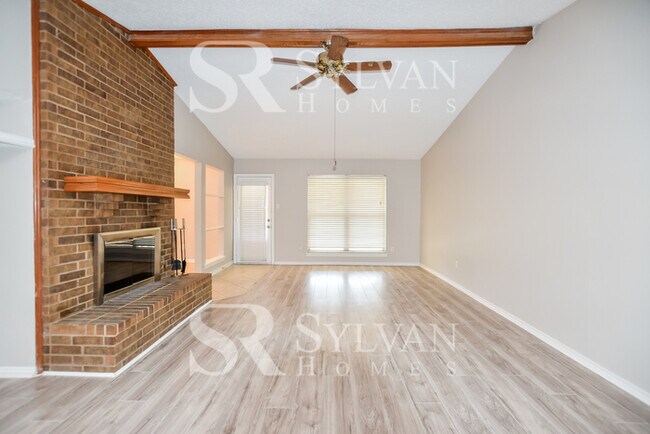 Foto del edificio - Enjoy living the good life in this 3 bedroom, 2 bathroom brick home