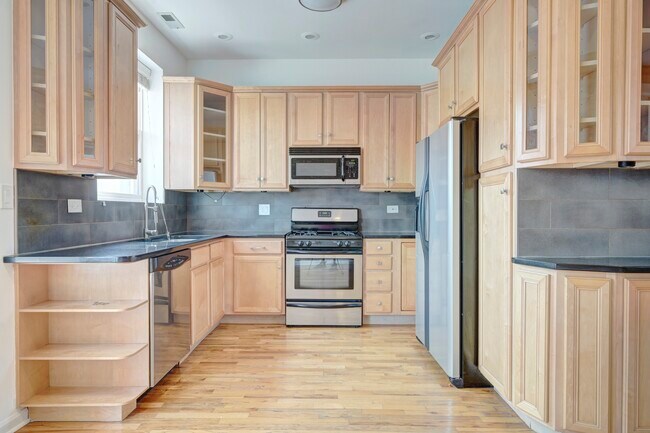 Foto del edificio - 2328 W Augusta Blvd