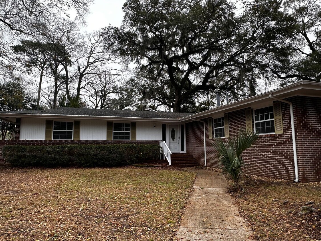 Primary Photo - 2101 Mulberry Boulevard - Spacious Family ...