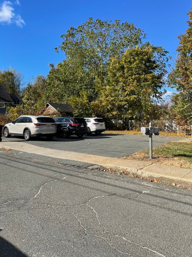 Estacionamiento fuera de la calle - 2020 Palmer Rd