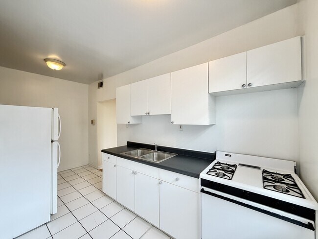 Foto del edificio - 3040 W Wellington Ave