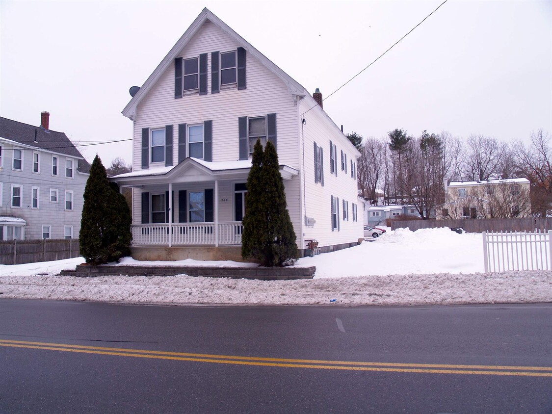 208 Mast Rd Unit 1, Manchester, NH 03102 Room for Rent in Manchester