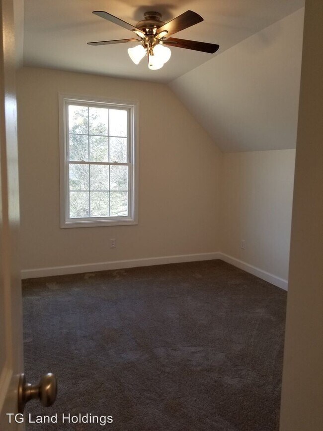 Building Photo - 3 br, 2.5 bath House - 201 E. Spring St.