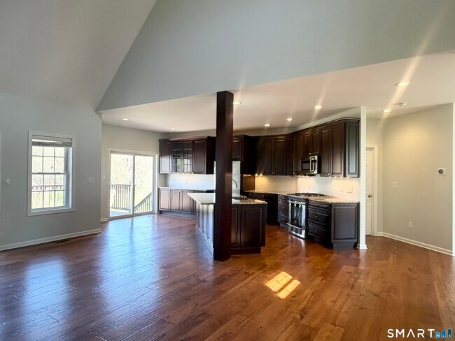 Foto del edificio - 103 Pond Hill Rd