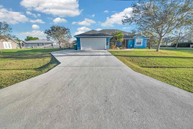 Foto del edificio - 5464 NW Milner Dr