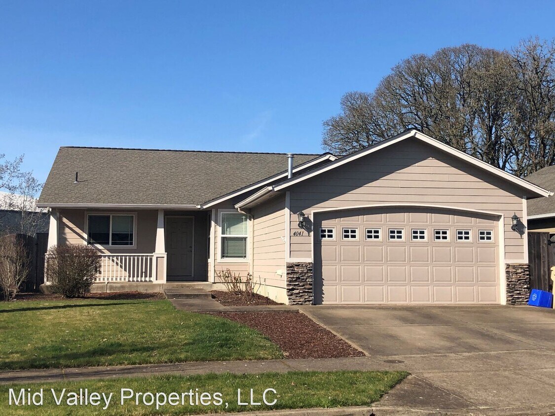 Foto principal - 4 br, 2 bath House - 4041 Woodward Dr. NE