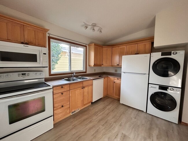 Building Photo - 4 Bed 2 Bath Unit in Olds, AB