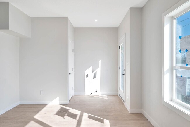 Photo du bâtiment - 15211 109 Ave NW