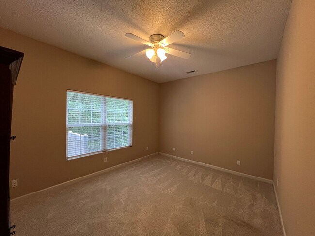 Foto del edificio - 253 Riverrun Dr