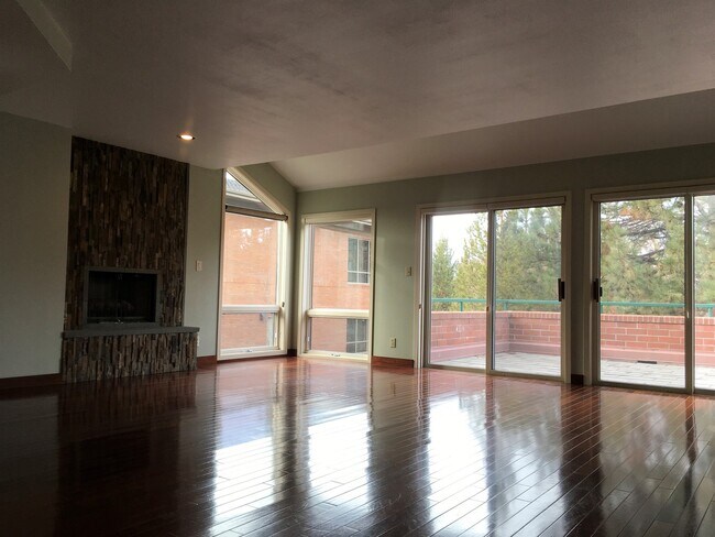 Building Photo - Beautiful Riverfront Condo in NW Bend!