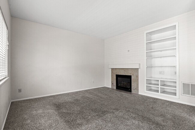 Foto del edificio - Spacious Home With Two Car Garage and Cent...