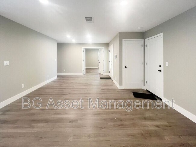 Building Photo - 511 Dahlia Ct
