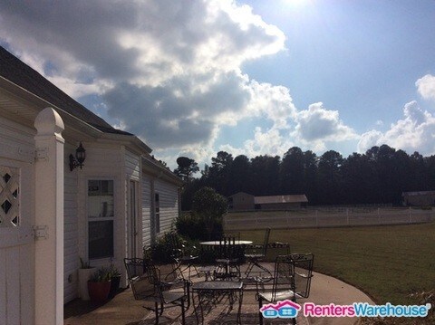 Foto del edificio - 2065 Woodlawn Rd