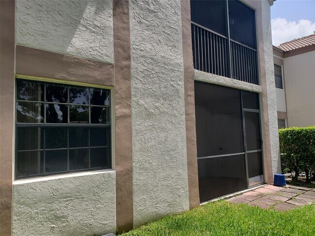 Foto del edificio - 12252 Royal Palm Blvd