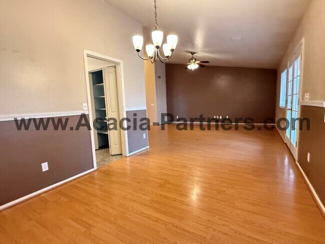 Building Photo - Beautiful 4-Bedroom Home in Rita Ranch ? H...