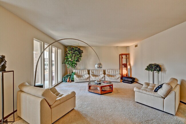 Building Photo - 10122 Willowcreek Cir