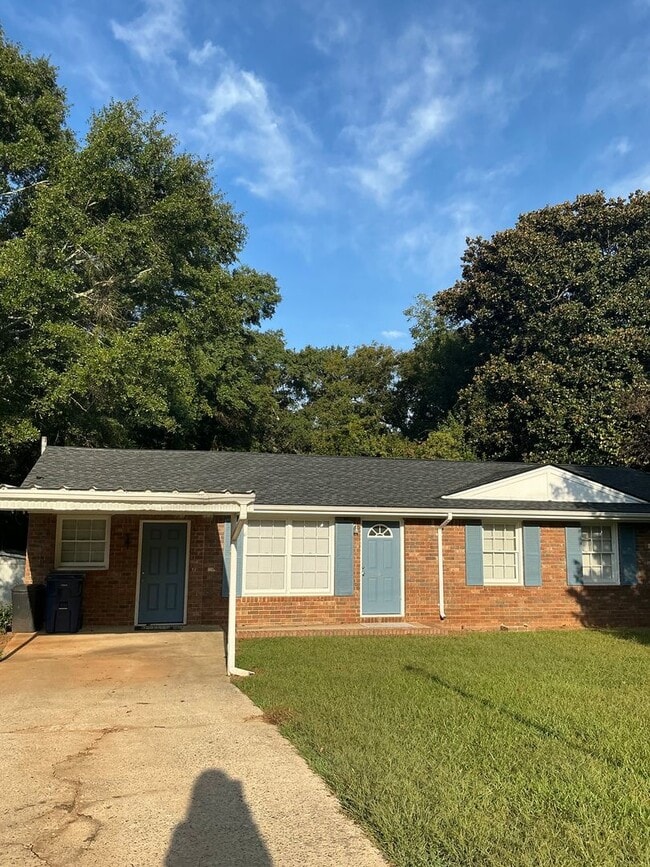 Building Photo - 3 BR/ 2 BA Close to Downtown Watkinsville ...