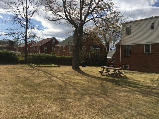 Photo - 2707 Fairlawn St Apartment